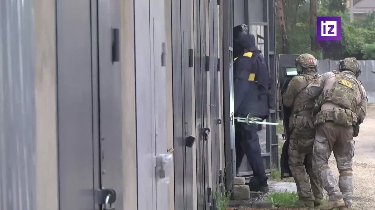 • ФСБ показала кадры со склада боеприпасов и БПЛА, которыми украинские диверсанты планировали атаковать аэродром Балтимор в Воронеже