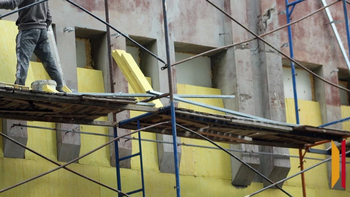 На кондитерской фабрике в Рамонском районе монтажник упал с высоты 6 метров