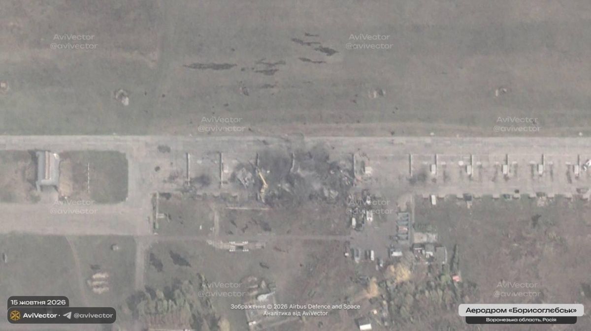 Спутниковый снимок с поврежденными самолетами на воронежском аэродроме