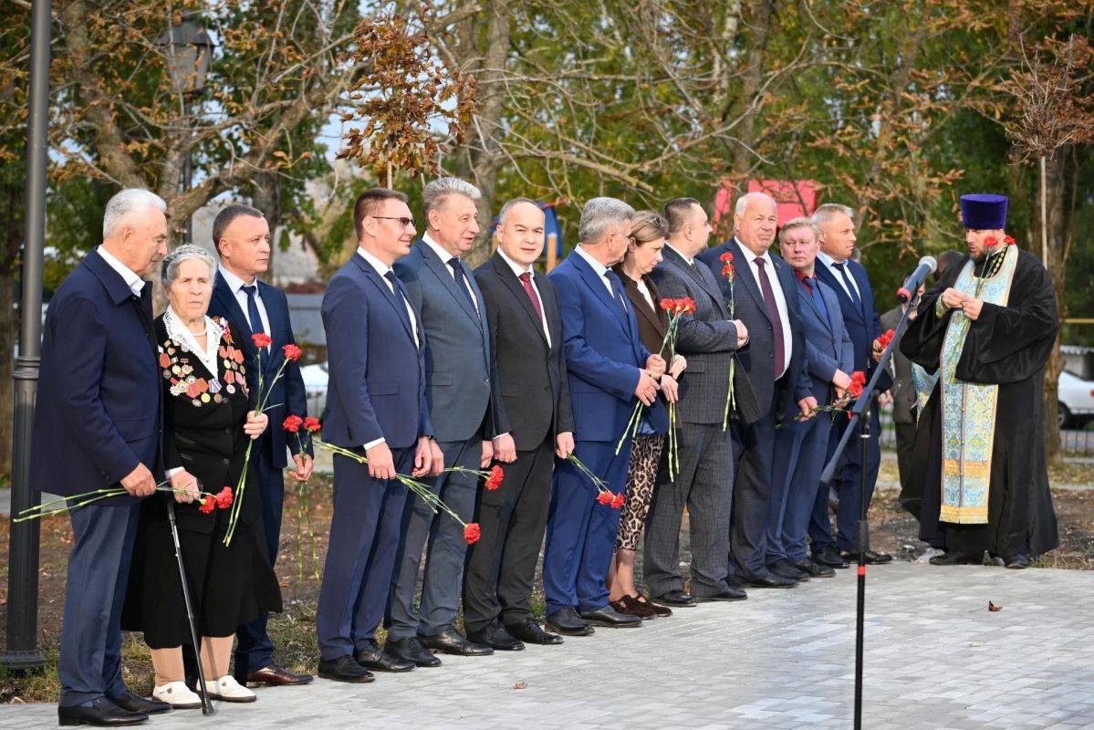 14 октября 2026 года министр по развитию муниципальных образований Воронежской области Роман Ефименко принял участие в торжественной церемонии зажжения Вечного огня на обелиске Славы в парке Памяти села Каширское