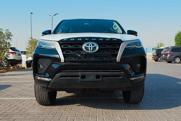 В Россию начали поставлять рамный внедорожник Toyota Fortuner из ОАЭ от 4,47 млн рублей