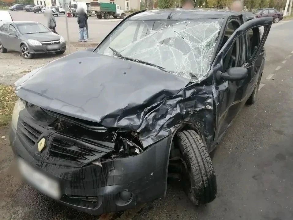 В поселке Анна на 327-м км федеральной автодороги Р-298 «Курск – Воронеж – Р-22 «Каспий» столкнулись большегруз Shacman и легковушка Renault