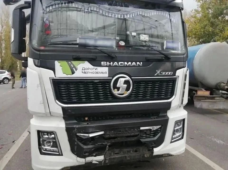 В Аннинском районе водитель и две пассажирки Renault получили травмы в ДТП с тягачом Shacman