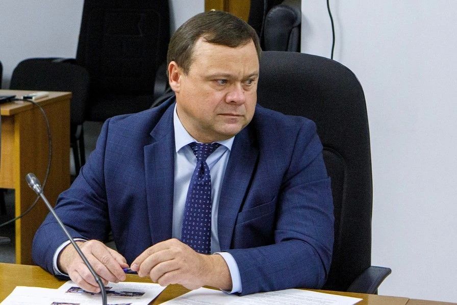 Юрий Матузов поздравляет с 50-летием управляющего отделением Социального фонда России по Воронежской области Михаила Шапошникова: