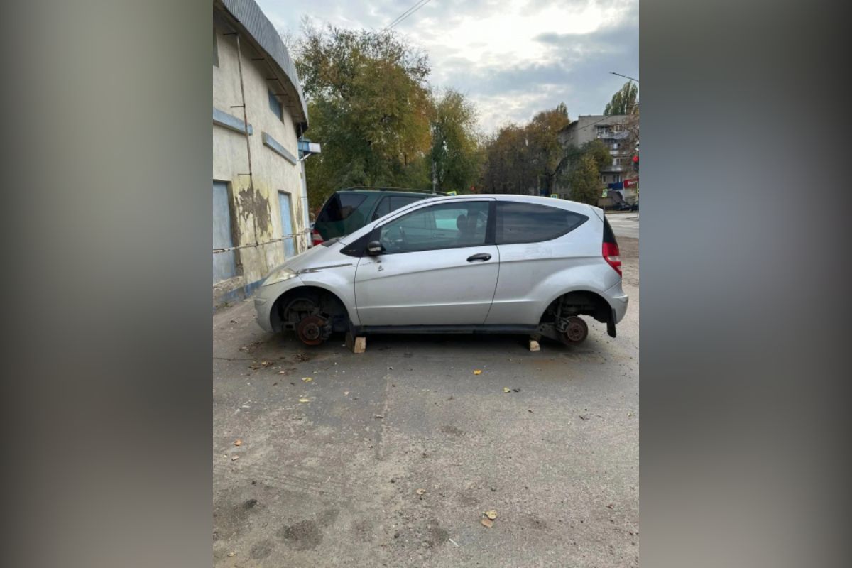 Двое воронежцев сняли колеса с «Мерседеса» студентки ради алкоголя