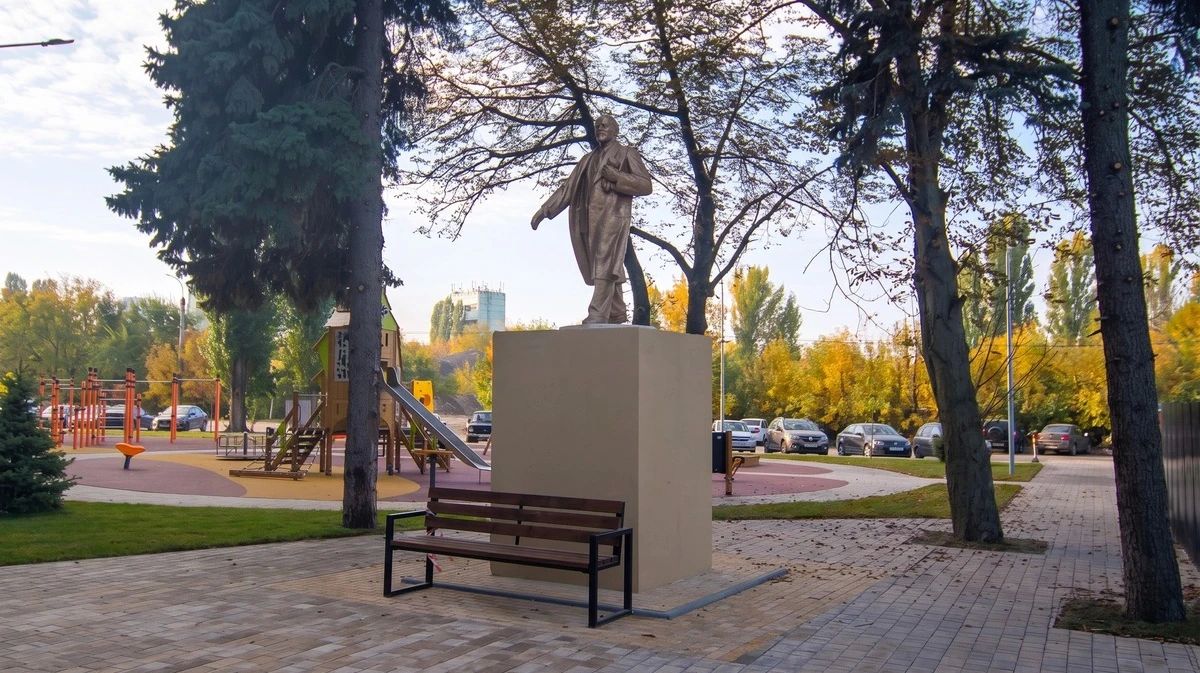 ДСК восстановил памятник Ленину на проспекте Труда в Воронеже
