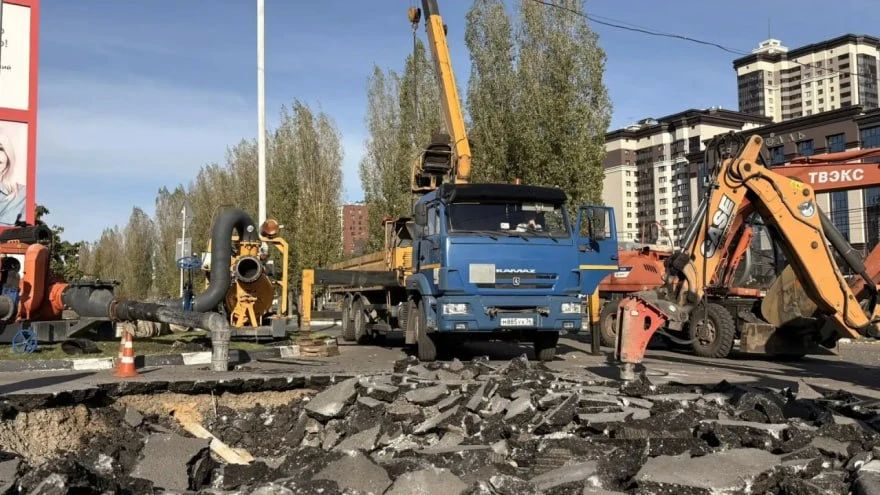 Движение перекрёстке со стороны улицы Жукова в направлении МП перекрыли из-за коммунальной аварии