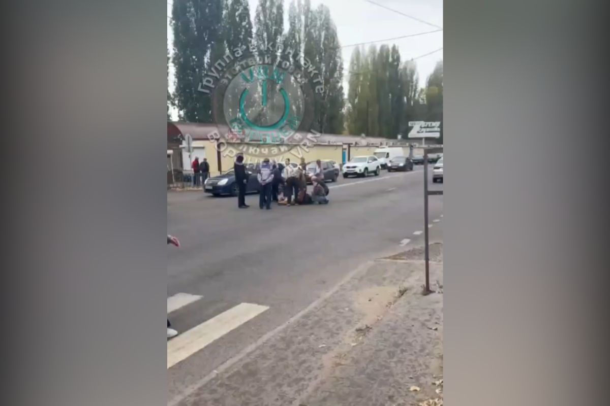 Водитель «Нивы» сбил 21-летнюю девушку на пешеходном переходе на улице Маршала Жукова в Коминтерновском районе