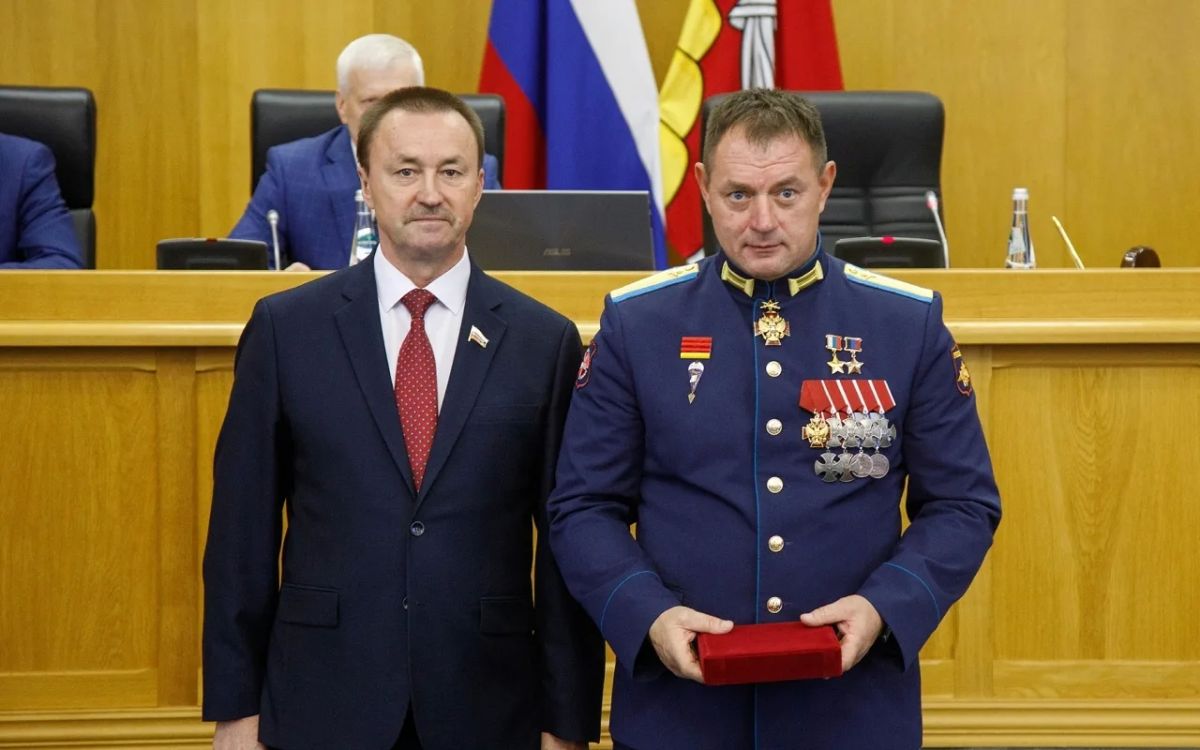 Председатель Воронежской областной Думы Юрий Матузов вручил Почетный знак «За успехи и достижения» руководителю региональной Ассоциации ветеранов СВО, Герою Российской Федерации Борису Нижевенку