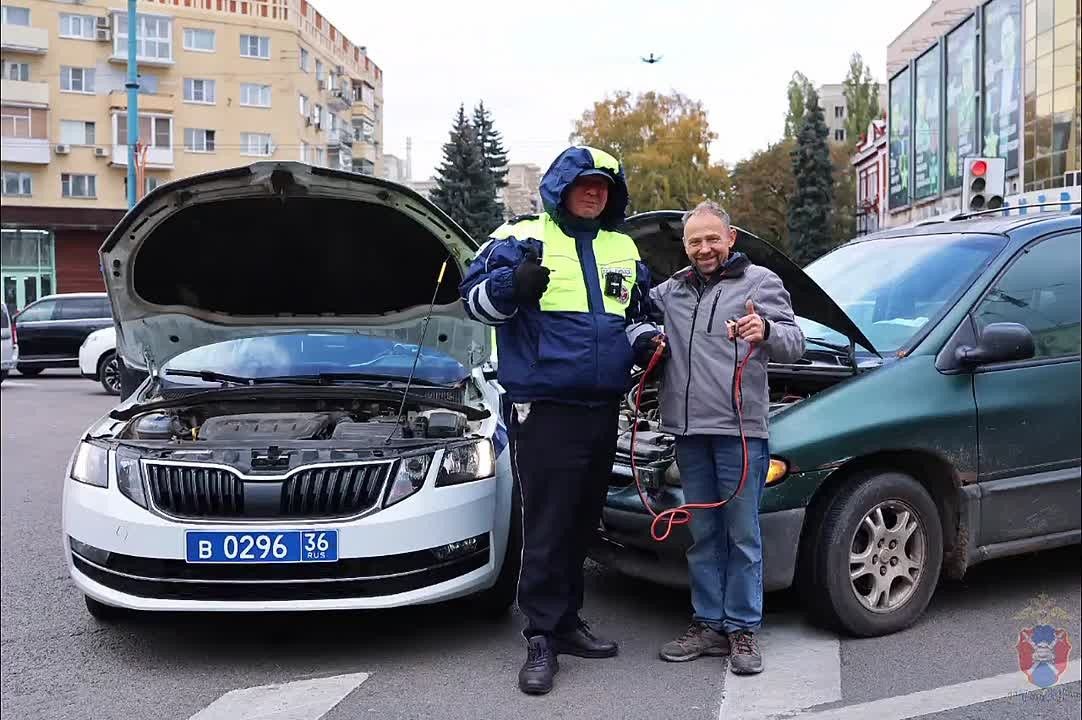 В центре Воронежа автоинспекторы предотвратили транспортный коллапс и помогли водителю устранить поломку, из-за которой автомобиль заглох прямо на проезжей части во время предпраздничной акции