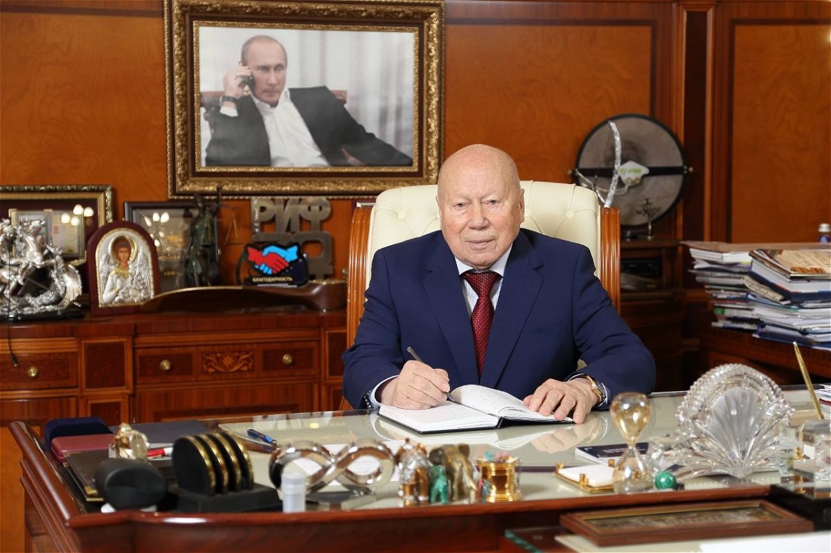 Губернатор Александр Гусев поздравляет с 85-летием Александра Иванова, генерального директора научно-производственной корпорации «РИФ», члена Гражданского собрания «Лидер»: