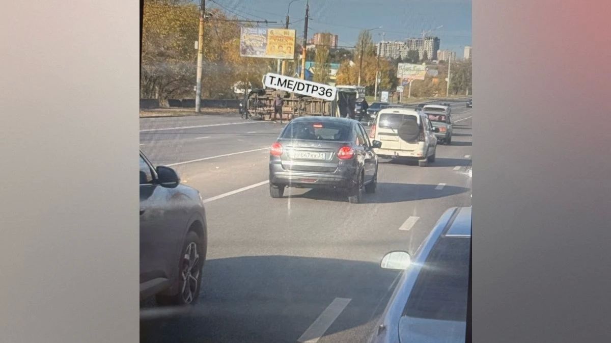На Вогрэсовском мосту утром 23 октября перевернулась «Газель»