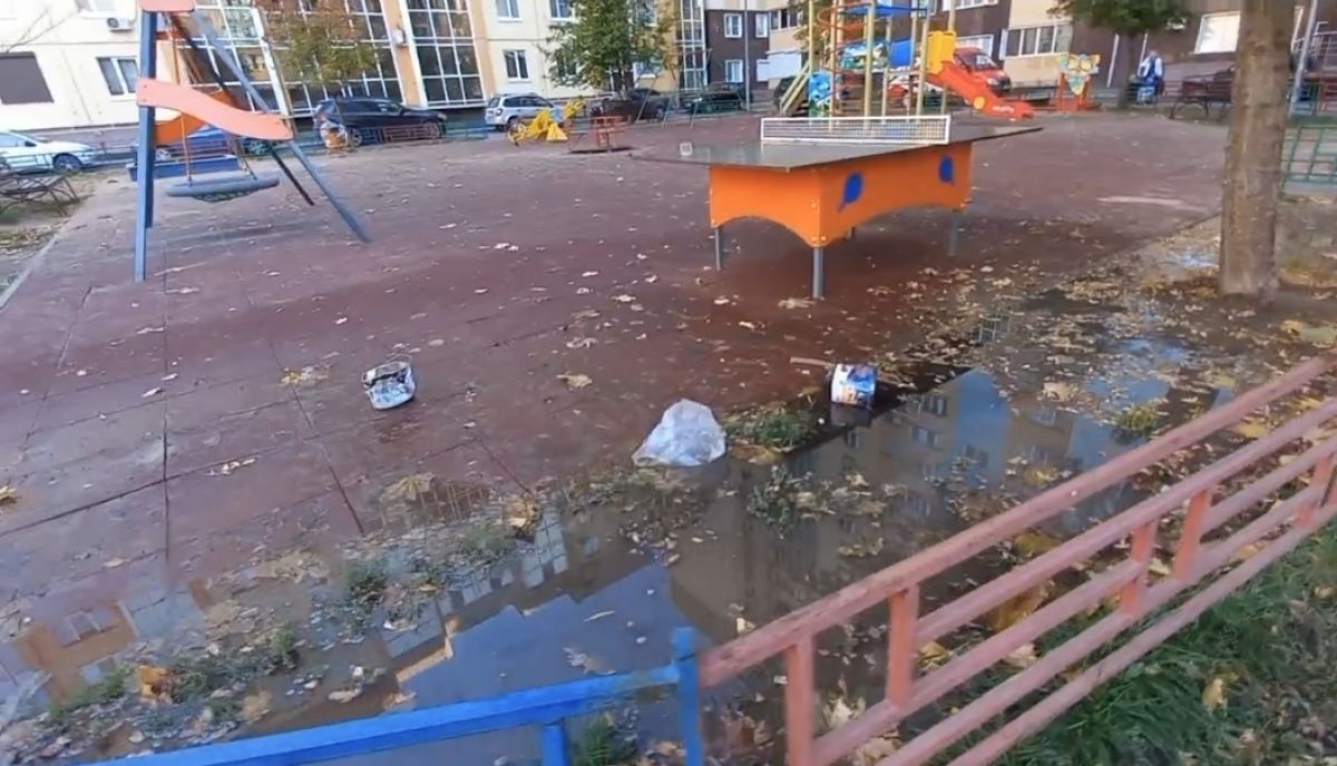 На детской площадке на улице Шишкова в Воронеже снова прорвало трубу