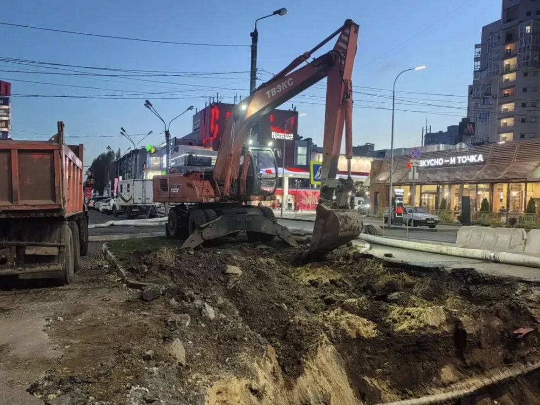 Ночью бригада РВК-Воронеж заменила еще 8,5 метров поврежденного трубопровода