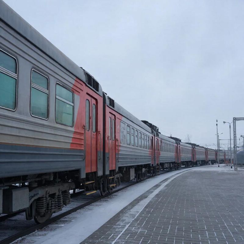 Два поезда в Крым задерживаются в пути днем в понедельник