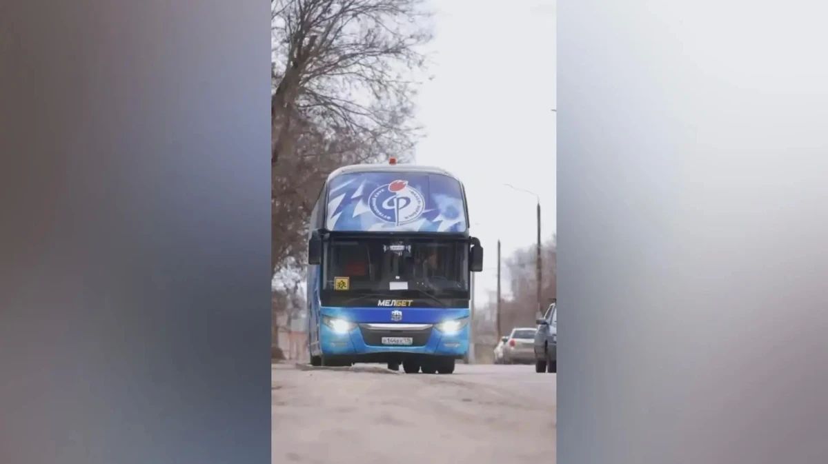 Воронежский «Факел» предоставил 2 автобуса «Локомотиву» после падения обломков БПЛА на поезд