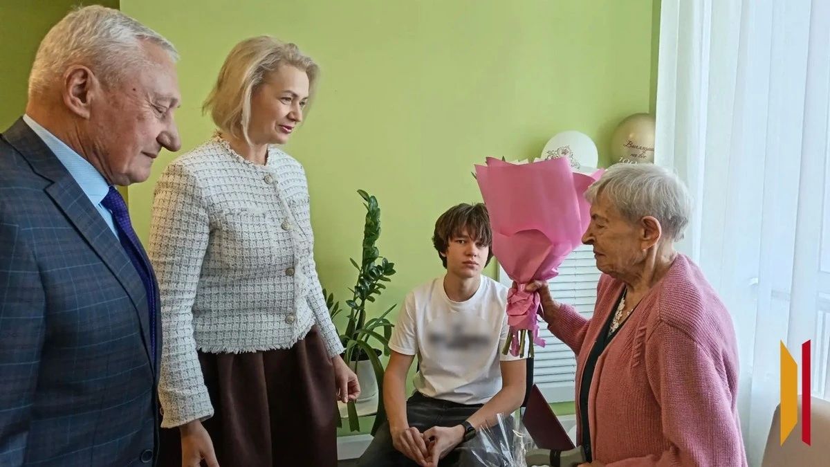 В хохольском поселке Орловка со 100-летием поздравили ветерана труда Татьяну Спивак