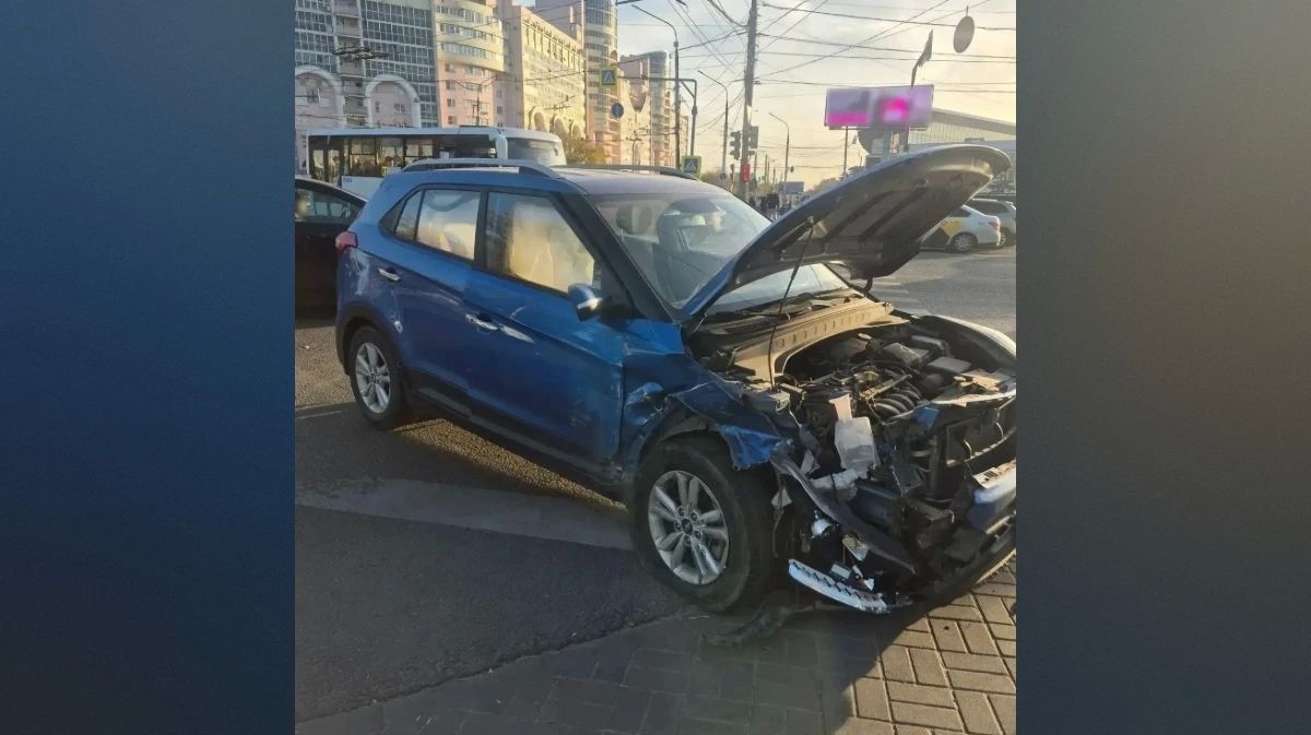 В Воронеже столкнулись Hyundai и «Лада»: пострадали 3 человека