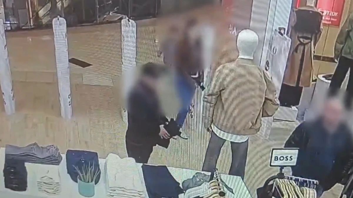 В Воронеже мужчина открыто выносил стопки вещей из ТРЦ «Галерея Чижова» и продавал их