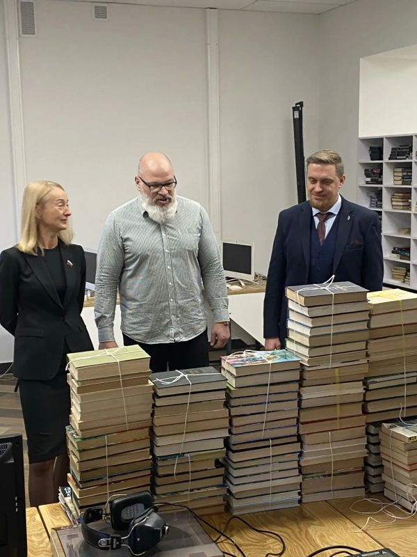 Руководитель библиотеки искусств им. А.С. Пушкина Роман Мамедов передал большую партию книг и периодических изданий для медицинских учреждений Воронежа