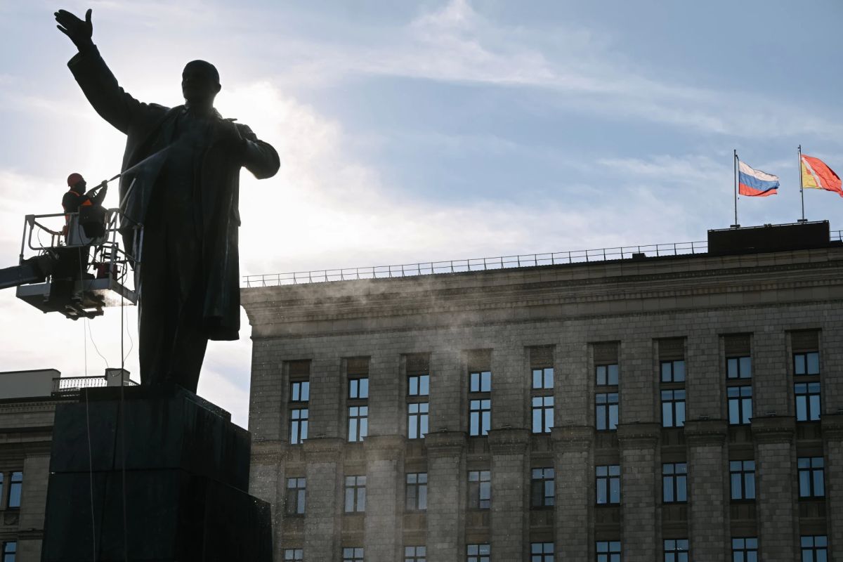 В центре Воронежа почистили памятник Ленину