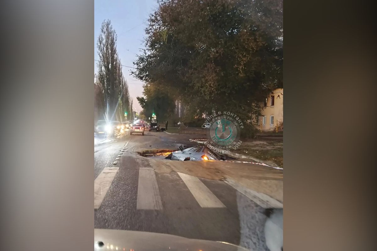 Автомобиль провалился в глубокую яму на улице Ленинградской в Воронеже