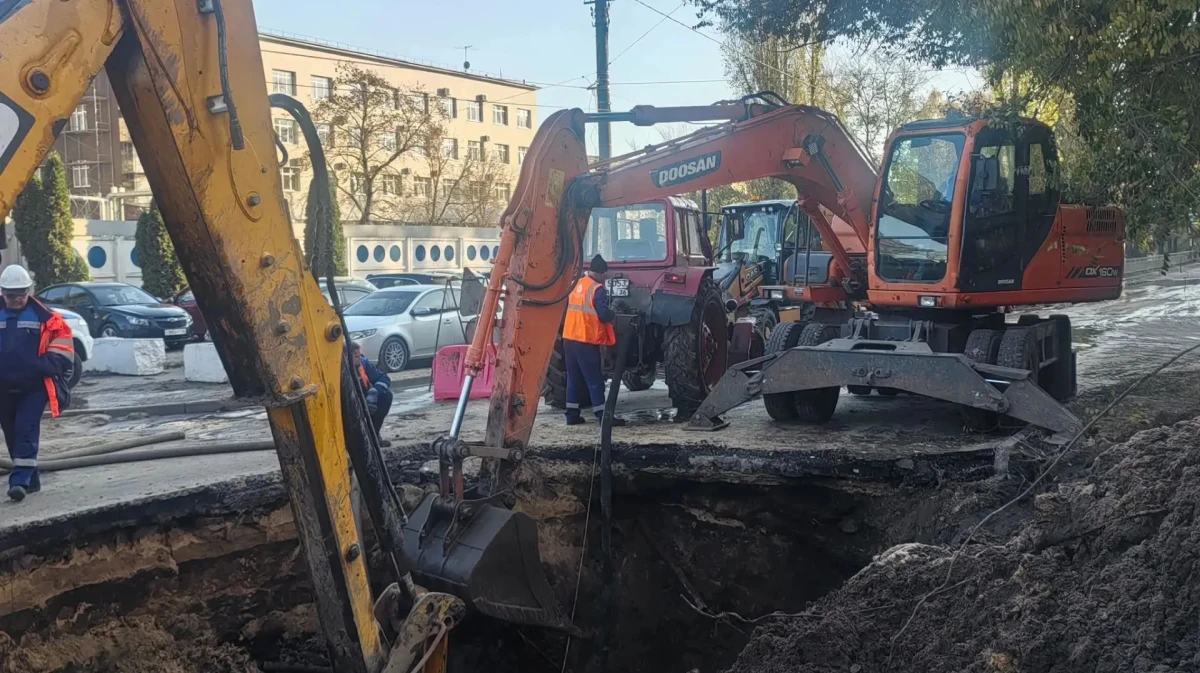 В Воронеже из-за ремонта на поврежденном водоводе перекрыли участок улицы Ленинградской
