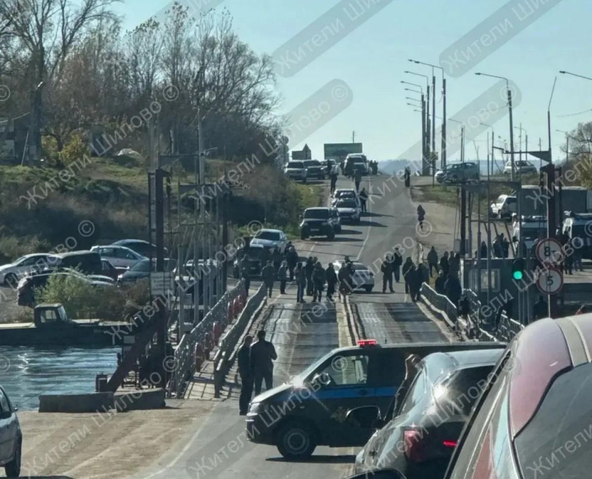 КамАЗ рухнул в Дон с понтонного моста в Шилово