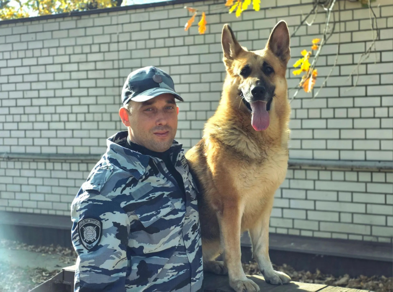 «Служба по призванию»: история сотрудника кинологической службы и его четвероногих коллег