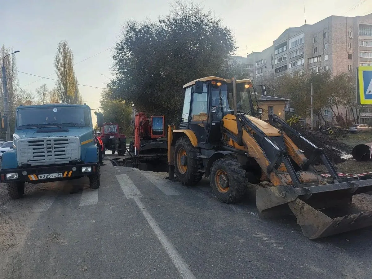 Коммунальную аварию, из-за которой под асфальт провалилась машина, устранили в Воронеже