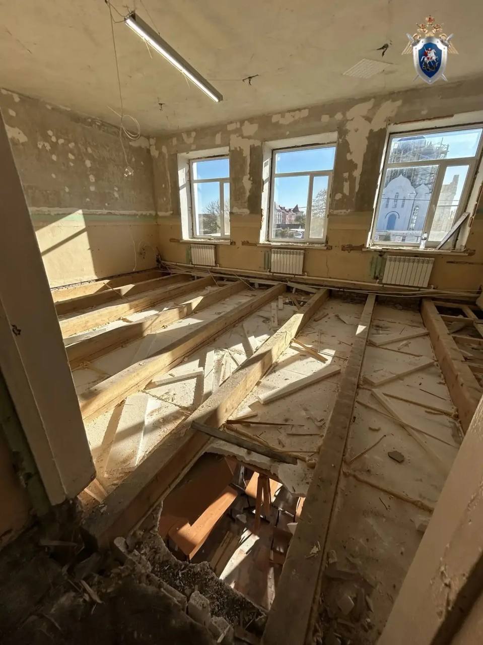 В Панинском районе 67-летняя учительница провалилась сквозь пол со второго этажа школы